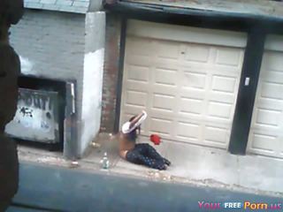 Ipek bir çağrı islak gömlek içinde bir alley
