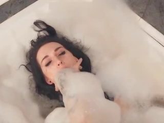 Fascinating महिला गला गॅगिंग vomit puke प्युकींग और vomiting