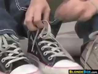 Чудовий дівчинки грати з їх ніжки