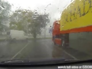 Млад космати бременни streetwalker чука за пари в брой
