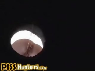 女子生徒 ショット 上の a cesspool カム 同時に おしっこ