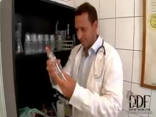 प्रोफ़ेसर nick spanks उसके रोगी